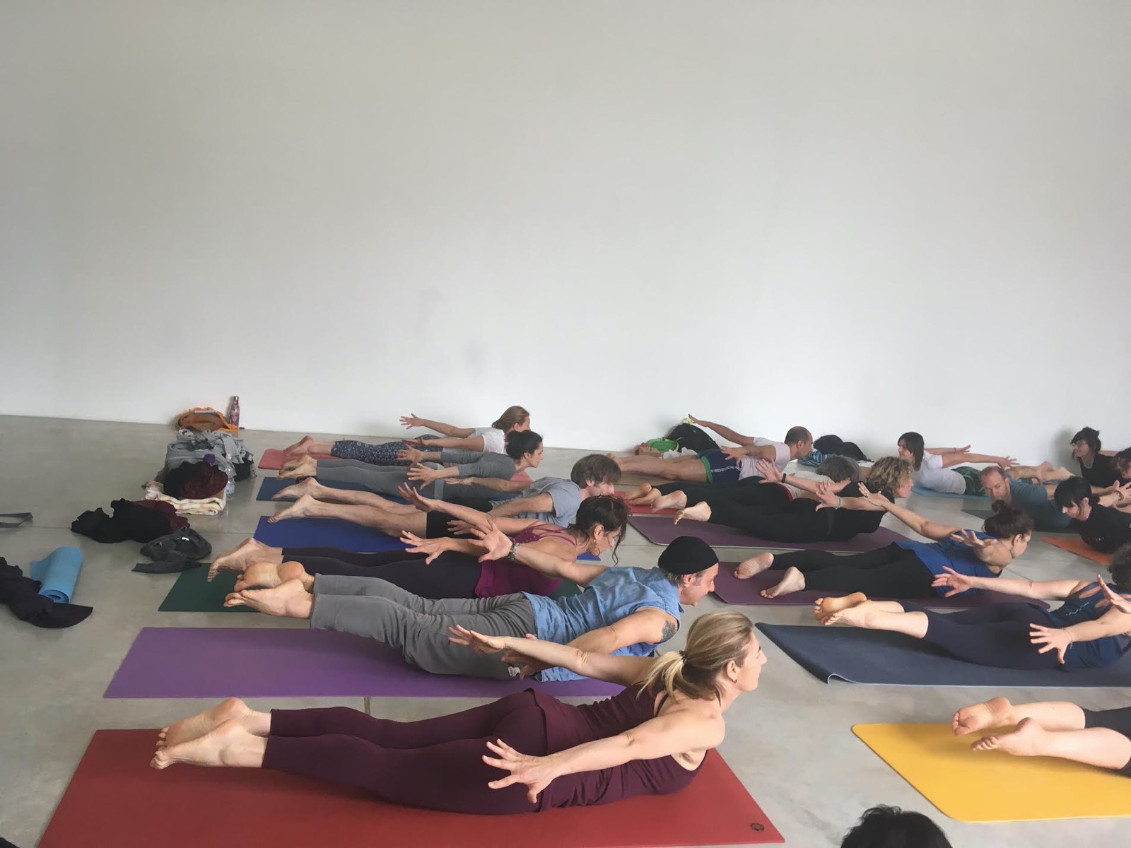 Una lezione di Anusara yoga